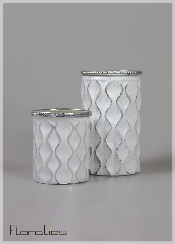Bougeoirs blancs et argent Bougeoirs blancs et argent